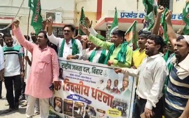 वीरपुर में राजद का राज्यव्यापी आंदोलन: केंद्र सरकार के खिलाफ जमकर नारेबाजी, प्रखंड मुख्यालय पर दिया धरना 5