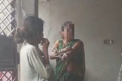 डायन बताकर महिला को खंभे से बांधा, बेरहमी से की मारपीट; वीडियो और तस्वीर सामने आने के बाद पुलिस की कार्रवाई पर उठे सवाल 51