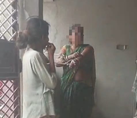 डायन बताकर महिला को खंभे से बांधा, बेरहमी से की मारपीट; वीडियो और तस्वीर सामने आने के बाद पुलिस की कार्रवाई पर उठे सवाल 5