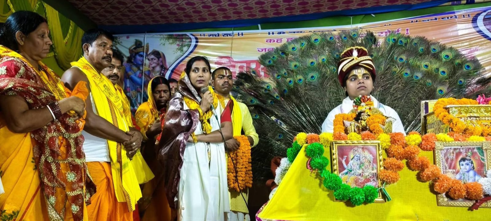 भवानंदपुर दुर्गा मंदिर परिसर में नौ दिवसीय श्रीमद्भागवत कथा शुरू, प्रमुख और जिला पार्षद ने किया दीप प्रज्वलित 2