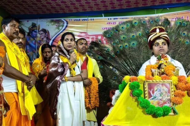 भवानंदपुर दुर्गा मंदिर परिसर में नौ दिवसीय श्रीमद्भागवत कथा शुरू, प्रमुख और जिला पार्षद ने किया दीप प्रज्वलित 1