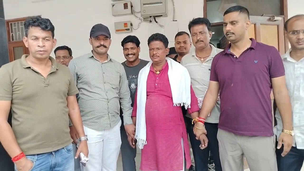 समस्तीपुर में निगरानी का बड़ा एक्शन: दलसिंहसराय के मुखिया 1.20 लाख रुपये घूस लेते रंगे हाथ गिरफ्तार, पंचायत सचिव फरार 2