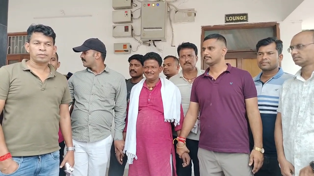 समस्तीपुर में निगरानी का बड़ा एक्शन: दलसिंहसराय के मुखिया 1.20 लाख रुपये घूस लेते रंगे हाथ गिरफ्तार, पंचायत सचिव फरार 7
