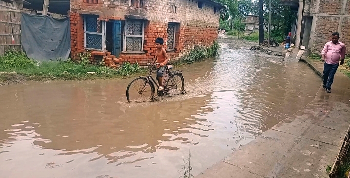दावों की खुली पोल: वीरपुर में 'सबका साथ-सबका विकास' का नारा फेल, हल्की बारिश में ही झील में तब्दील हुईं मुख्य सड़कें 2