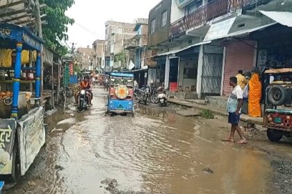 दावों की खुली पोल: वीरपुर में 'सबका साथ-सबका विकास' का नारा फेल, हल्की बारिश में ही झील में तब्दील हुईं मुख्य सड़कें 16