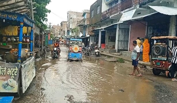 दावों की खुली पोल: वीरपुर में 'सबका साथ-सबका विकास' का नारा फेल, हल्की बारिश में ही झील में तब्दील हुईं मुख्य सड़कें 9