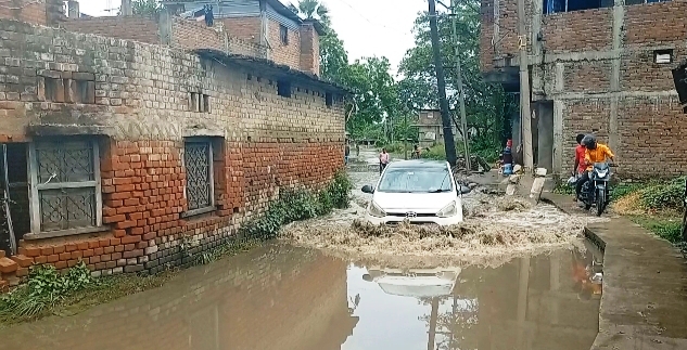 दावों की खुली पोल: वीरपुर में 'सबका साथ-सबका विकास' का नारा फेल, हल्की बारिश में ही झील में तब्दील हुईं मुख्य सड़कें 3