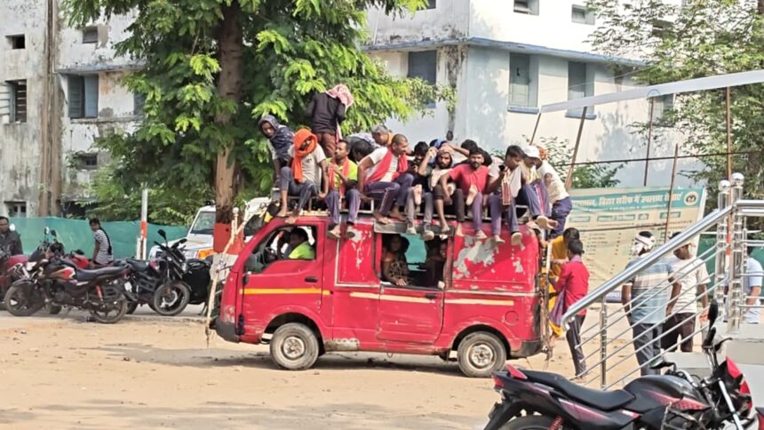 9 सीट की मैजिक बनी 'मिनी ट्रेन', 50 यात्री लेकर पहुंची अस्पताल,मैजिक में मैजिक, 9 की जगह 50 सवार, देखकर लोग भी रह जाए हैरान, छत पर 25, अंदर 25,नालंदा में दौड़ी 'सुपरफास्ट मैजिक एक्सप्रेस' 1