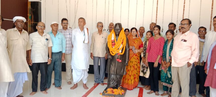 RCS कॉलेज बीहट में मनाई गई पूर्व मंत्री बाबू रामचरित्र सिंह की 60वीं पुण्यतिथि, प्रतिमा पर अर्पित किए श्रद्धासुमन 1