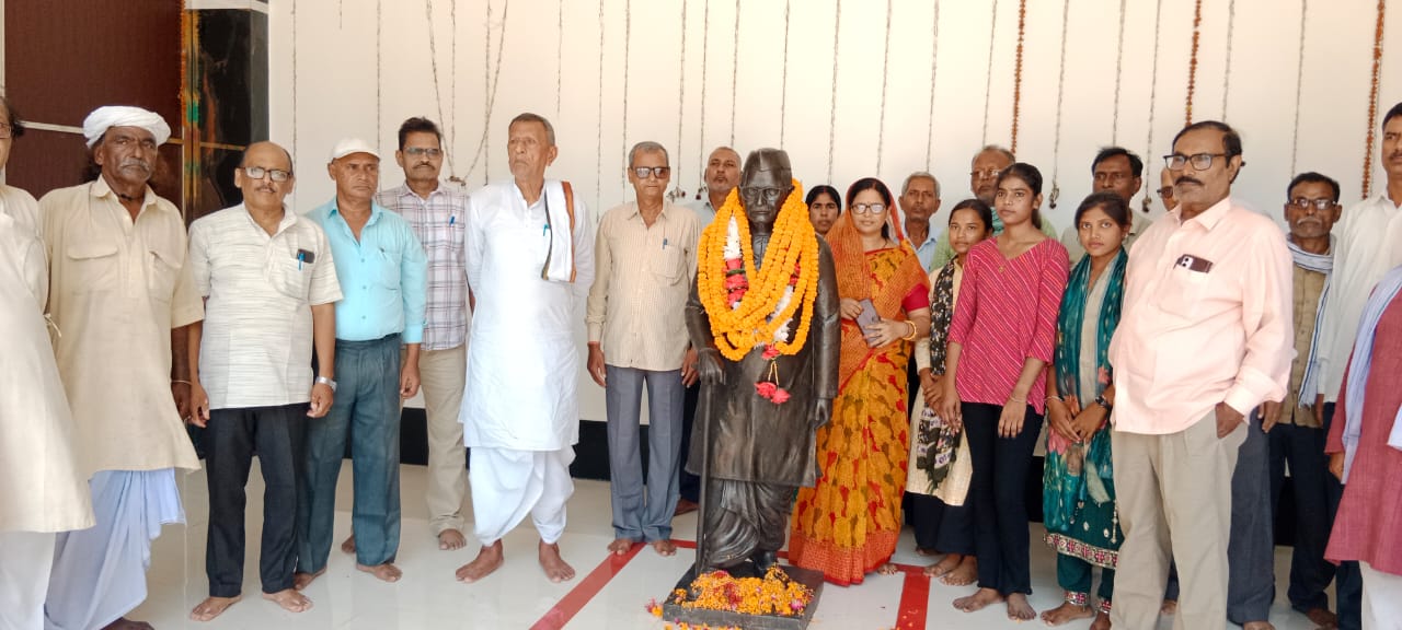 RCS कॉलेज बीहट में मनाई गई पूर्व मंत्री बाबू रामचरित्र सिंह की 60वीं पुण्यतिथि, प्रतिमा पर अर्पित किए श्रद्धासुमन 4