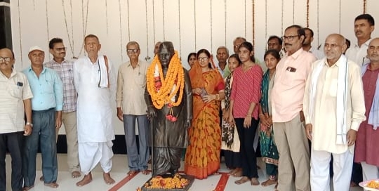 RCS कॉलेज बीहट में मनाई गई पूर्व मंत्री बाबू रामचरित्र सिंह की 60वीं पुण्यतिथि, प्रतिमा पर अर्पित किए श्रद्धासुमन 2