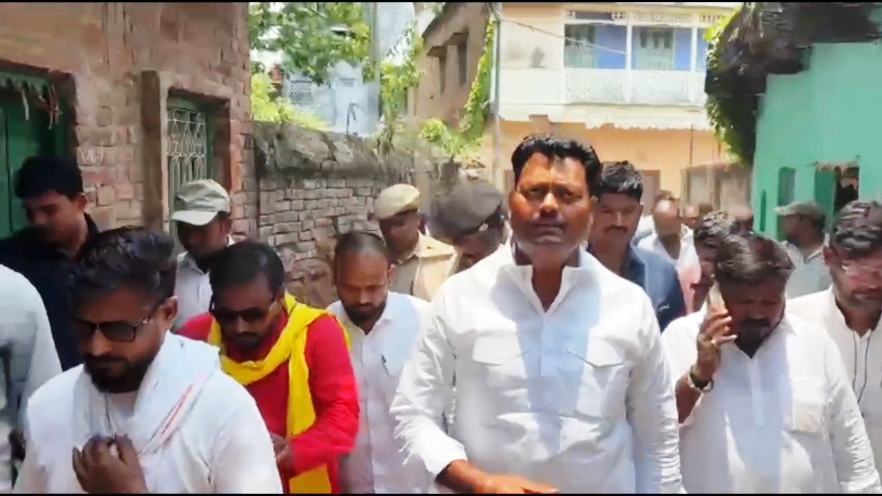 राजगीर मॉब लिंचिंग मामले में मंत्री लखेन्द्र पासवान ने पीड़ित परिवारों को दी सहायता, थानाध्यक्ष पर लगाए गंभीर आरोप 2