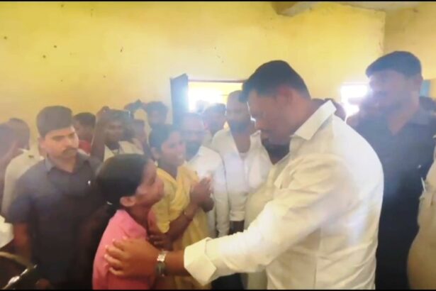 राजगीर मॉब लिंचिंग मामले में मंत्री लखेन्द्र पासवान ने पीड़ित परिवारों को दी सहायता, थानाध्यक्ष पर लगाए गंभीर आरोप 3