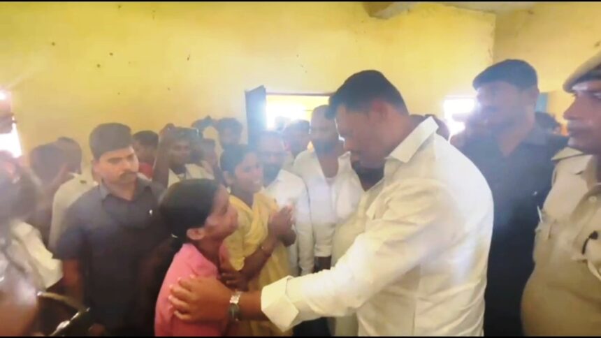 राजगीर मॉब लिंचिंग मामले में मंत्री लखेन्द्र पासवान ने पीड़ित परिवारों को दी सहायता, थानाध्यक्ष पर लगाए गंभीर आरोप 1