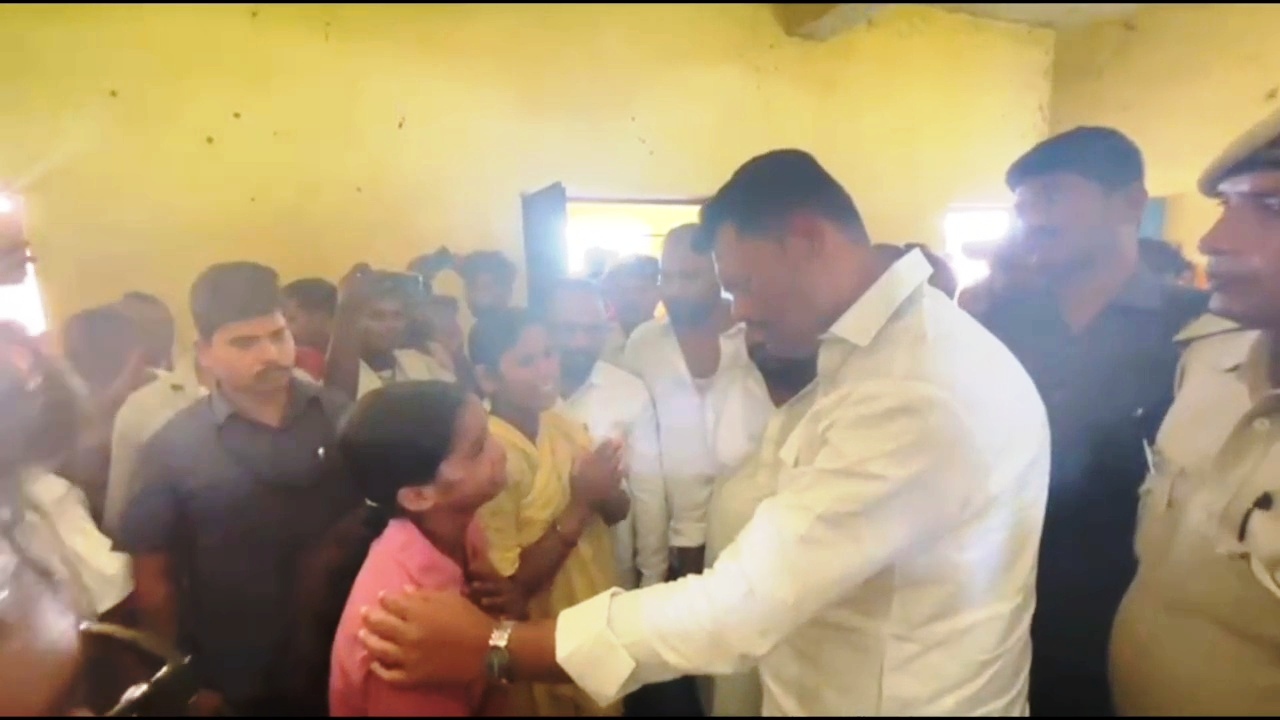 राजगीर मॉब लिंचिंग मामले में मंत्री लखेन्द्र पासवान ने पीड़ित परिवारों को दी सहायता, थानाध्यक्ष पर लगाए गंभीर आरोप 8