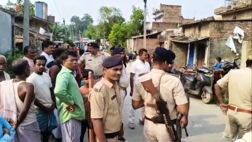 बेगूसराय में जमीनी विवाद में युवक की चाकू से गोदकर हत्या, पुलिस प्रशासन के खिलाफ लोगों का भारी आक्रोश 2