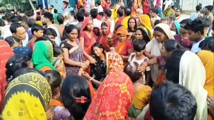 बेगूसराय में जमीनी विवाद में युवक की चाकू से गोदकर हत्या, पुलिस प्रशासन के खिलाफ लोगों का भारी आक्रोश 7