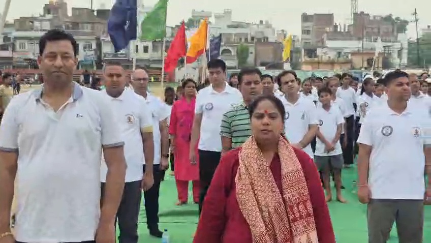 11वें अंतरराष्ट्रीय योग दिवस पर बेगूसराय गांधी स्टेडियम में भव्य आयोजन, अधिकारियों और छात्रों ने किया योगाभ्यास 2