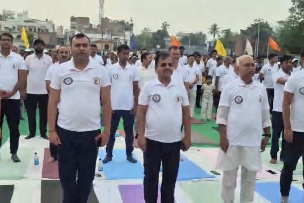 11वें अंतरराष्ट्रीय योग दिवस पर बेगूसराय गांधी स्टेडियम में भव्य आयोजन, अधिकारियों और छात्रों ने किया योगाभ्यास 3