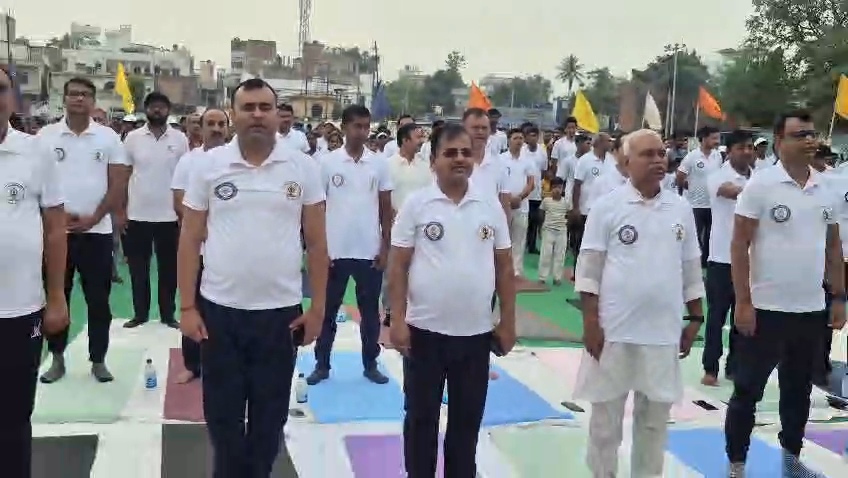 11वें अंतरराष्ट्रीय योग दिवस पर बेगूसराय गांधी स्टेडियम में भव्य आयोजन, अधिकारियों और छात्रों ने किया योगाभ्यास 12