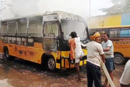 नालंदा: कपटिया मोड़ स्थित आईपीएस स्कूल में खड़ी बस में लगी भीषण आग, जलकर खाक हुई बस; बड़ा हादसा टला 31