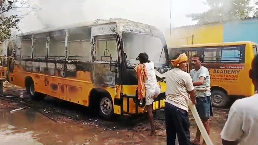 नालंदा: कपटिया मोड़ स्थित आईपीएस स्कूल में खड़ी बस में लगी भीषण आग, जलकर खाक हुई बस; बड़ा हादसा टला 4