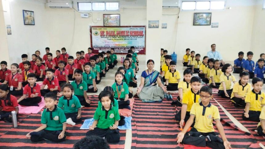 तेघड़ा संत पॉल पब्लिक स्कूल में भव्यता के साथ मनाया गया विश्व योग दिवस, बच्चों ने दिखाया उत्साह 1