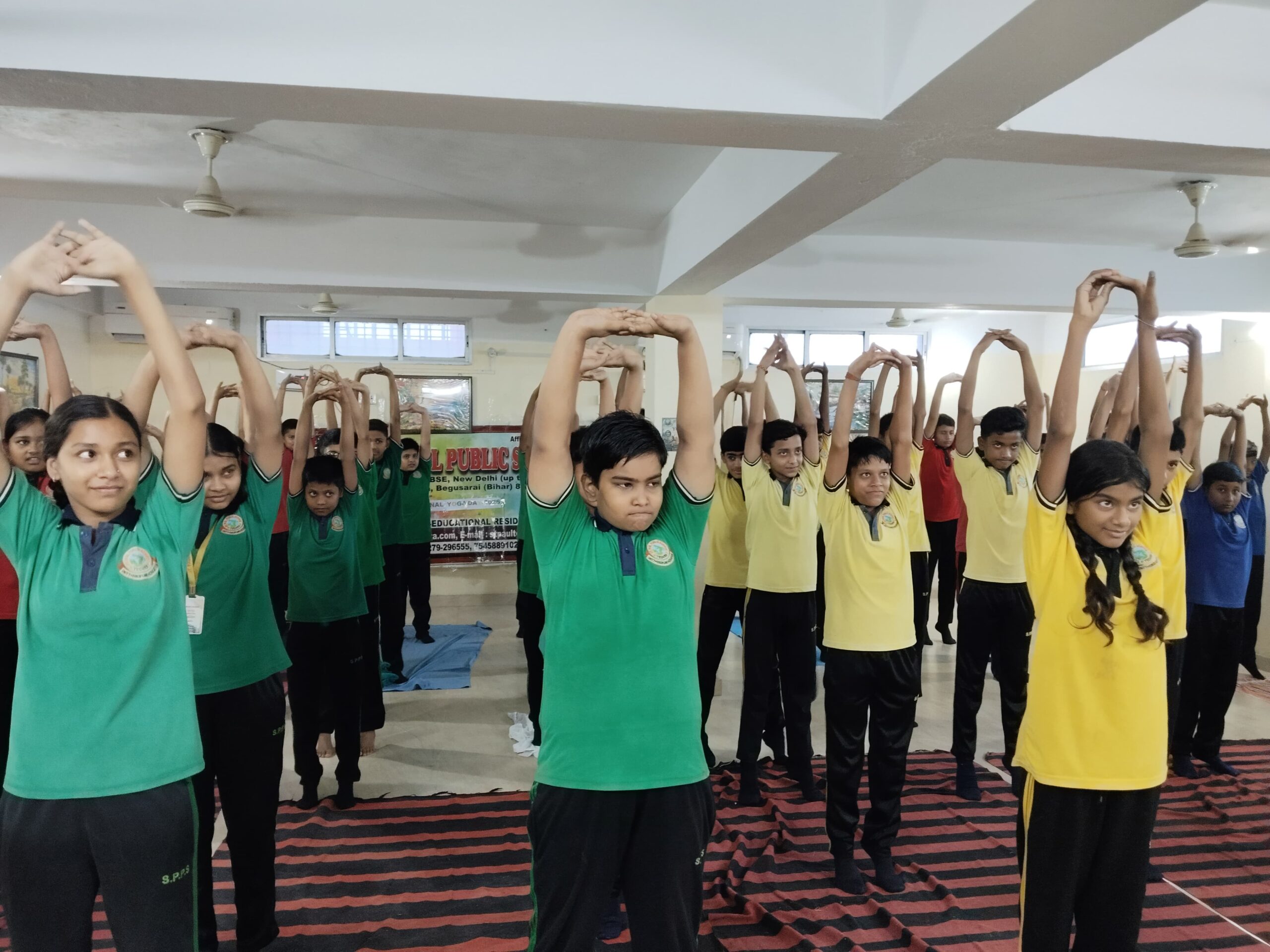 तेघड़ा संत पॉल पब्लिक स्कूल में भव्यता के साथ मनाया गया विश्व योग दिवस, बच्चों ने दिखाया उत्साह 2