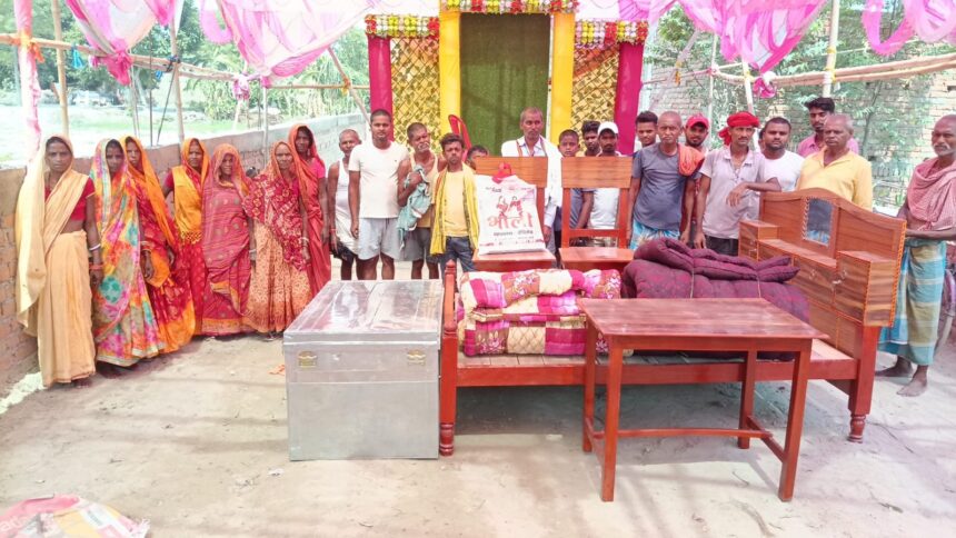 समस्तीपुर: गरीब विधवा की बेटी की शादी में बने मसीहा राजू सहनी, फर्नीचर सेट और आर्थिक मदद देकर पेश की मिसाल 1
