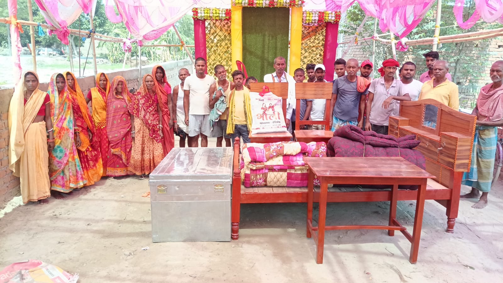 समस्तीपुर: गरीब विधवा की बेटी की शादी में बने मसीहा राजू सहनी, फर्नीचर सेट और आर्थिक मदद देकर पेश की मिसाल 11