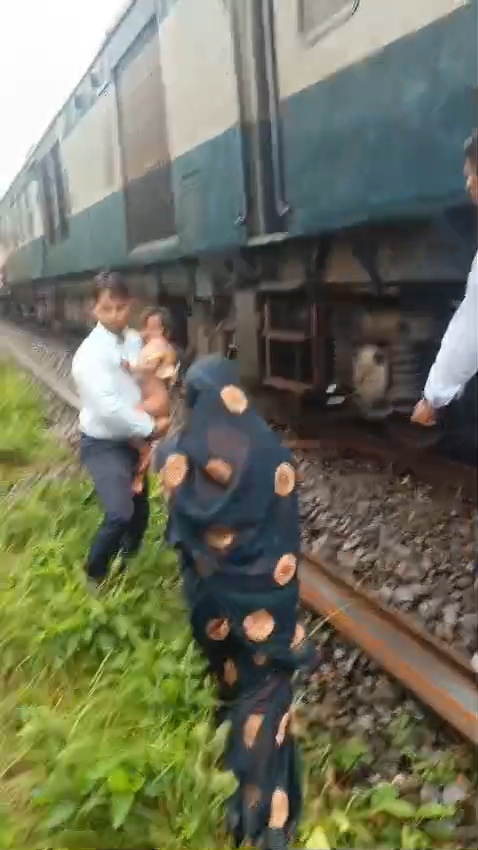 समस्तीपुर:सतर्कता और संवेदनशीलता की मिसाल,समस्तीपुर मंडल के लोको पायलटों ने सूझबूझ से बचाईं कई जिंदगियां,ड्यूटी के साथ मानवीय चेहरा 4