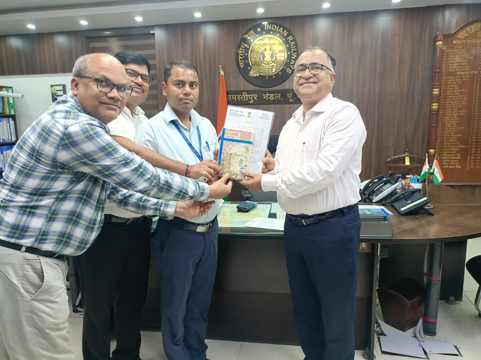 समस्तीपुर:सतर्कता और संवेदनशीलता की मिसाल,समस्तीपुर मंडल के लोको पायलटों ने सूझबूझ से बचाईं कई जिंदगियां,ड्यूटी के साथ मानवीय चेहरा 3