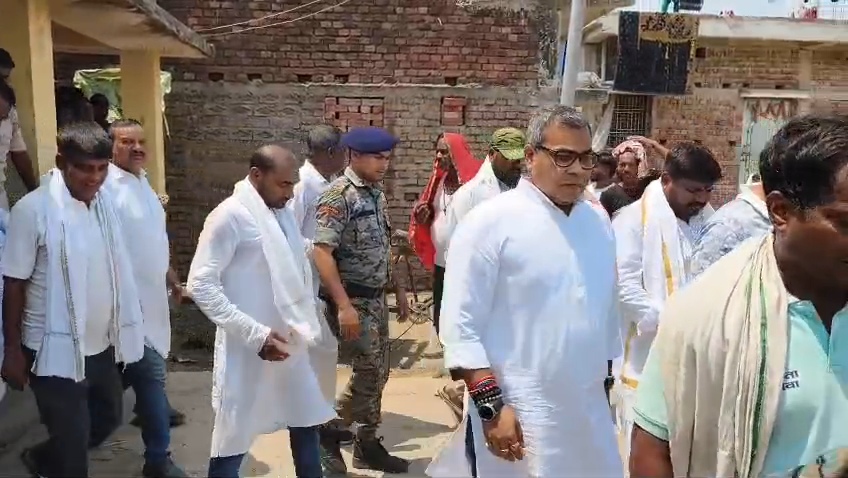 नालंदा: मॉब लिंचिंग पीड़ित परिवार से मिले जमुई सांसद अरुण भारती, बोले- अपराध पर सरकार की जीरो टॉलरेंस नीति।घटना में शामिल अपराधियों पर होगी सख्त कार्रवाई 2