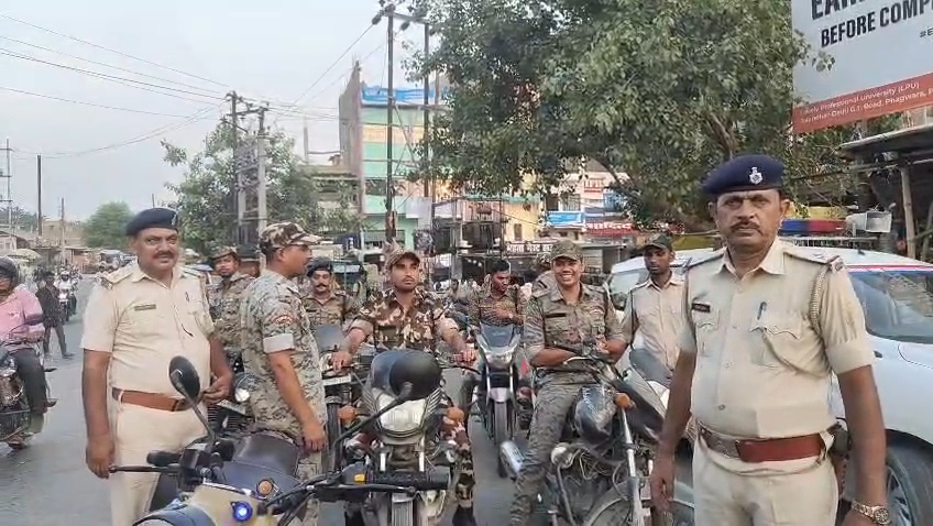 समस्तीपुर: नगर थाना और मुफस्सिल थाना पुलिस ने संयुक्त रूप से निकाला फ्लैग मार्च, लोगों से भाईचारा और शांति बनाए रखने की अपील 2