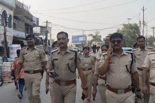 समस्तीपुर: नगर थाना और मुफस्सिल थाना पुलिस ने संयुक्त रूप से निकाला फ्लैग मार्च, लोगों से भाईचारा और शांति बनाए रखने की अपील 1