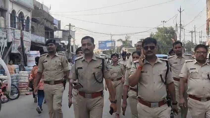 समस्तीपुर: नगर थाना और मुफस्सिल थाना पुलिस ने संयुक्त रूप से निकाला फ्लैग मार्च, लोगों से भाईचारा और शांति बनाए रखने की अपील 5