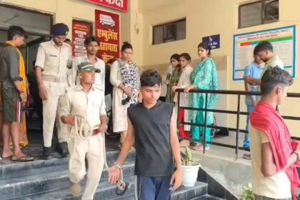 नालंदा: स्टील प्लेट से एटीएम में फंसे रुपये उड़ाने वाला शातिर गिरफ्तार,एटीएम ठगी का हुआ खुलासा,14 सौ रुपया तीन मोबाइल एक स्टील प्लेट बरामद 19