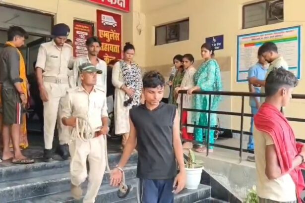 नालंदा: स्टील प्लेट से एटीएम में फंसे रुपये उड़ाने वाला शातिर गिरफ्तार,एटीएम ठगी का हुआ खुलासा,14 सौ रुपया तीन मोबाइल एक स्टील प्लेट बरामद 9