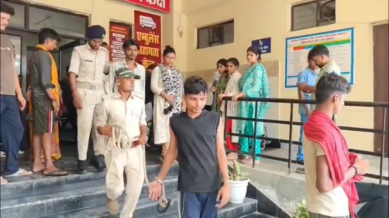नालंदा: स्टील प्लेट से एटीएम में फंसे रुपये उड़ाने वाला शातिर गिरफ्तार,एटीएम ठगी का हुआ खुलासा,14 सौ रुपया तीन मोबाइल एक स्टील प्लेट बरामद 12