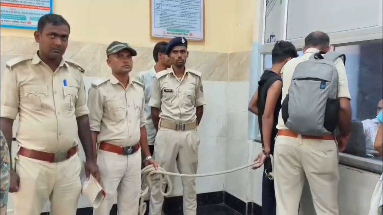 नालंदा: स्टील प्लेट से एटीएम में फंसे रुपये उड़ाने वाला शातिर गिरफ्तार,एटीएम ठगी का हुआ खुलासा,14 सौ रुपया तीन मोबाइल एक स्टील प्लेट बरामद 2