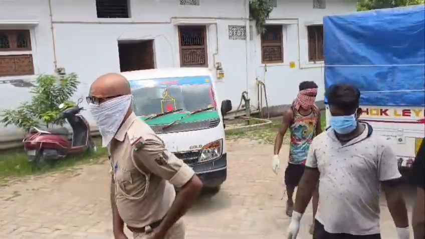 बेगूसराय में किराए के कमरे में संदिग्ध अवस्था में मिला केनरा बैंक के सहायक मैनेजर का नग्न और सड़ा-गला शव, इलाके में सनसनी 2