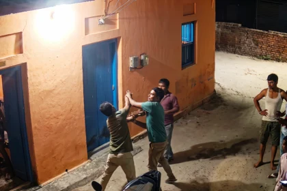 बेगूसराय में अपराधियों के हौसले बुलंद: तेघड़ा में चौकीदार को घेरकर बेरहमी से पीटा, सोशल मीडिया पर वीडियो वायरल 51