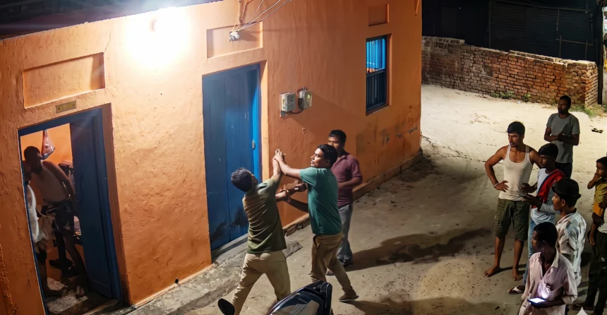 बेगूसराय में अपराधियों के हौसले बुलंद: तेघड़ा में चौकीदार को घेरकर बेरहमी से पीटा, सोशल मीडिया पर वीडियो वायरल 1