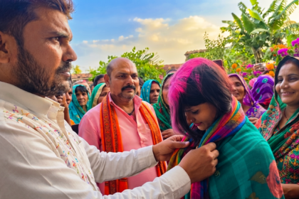 समस्तीपुर अजब प्रेम की गजब कहानी: दो बच्चों के पिता से मिलने पहुंचे प्रेमी को पति ने खुद पकड़ा, फिर अपनी ही पत्नी की करा दी उससे शादी, वीडियो वायरल 14