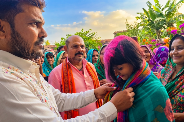 समस्तीपुर अजब प्रेम की गजब कहानी: दो बच्चों के पिता से मिलने पहुंचे प्रेमी को पति ने खुद पकड़ा, फिर अपनी ही पत्नी की करा दी उससे शादी, वीडियो वायरल 1
