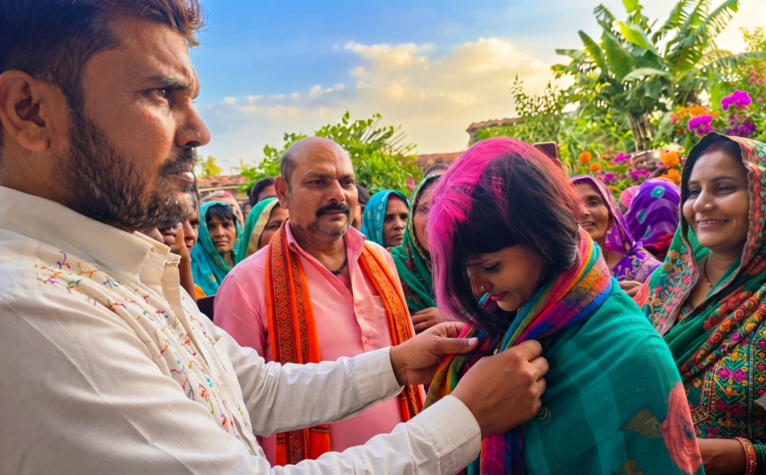 समस्तीपुर अजब प्रेम की गजब कहानी: दो बच्चों के पिता से मिलने पहुंचे प्रेमी को पति ने खुद पकड़ा, फिर अपनी ही पत्नी की करा दी उससे शादी, वीडियो वायरल 1