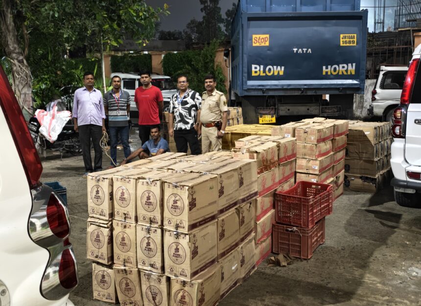 समस्तीपुर: जितवारपुर में शराब लदा हाइवा ट्रक जब्त, 26 लाख की विदेशी शराब बरामद, एक गिरफ्तार 1