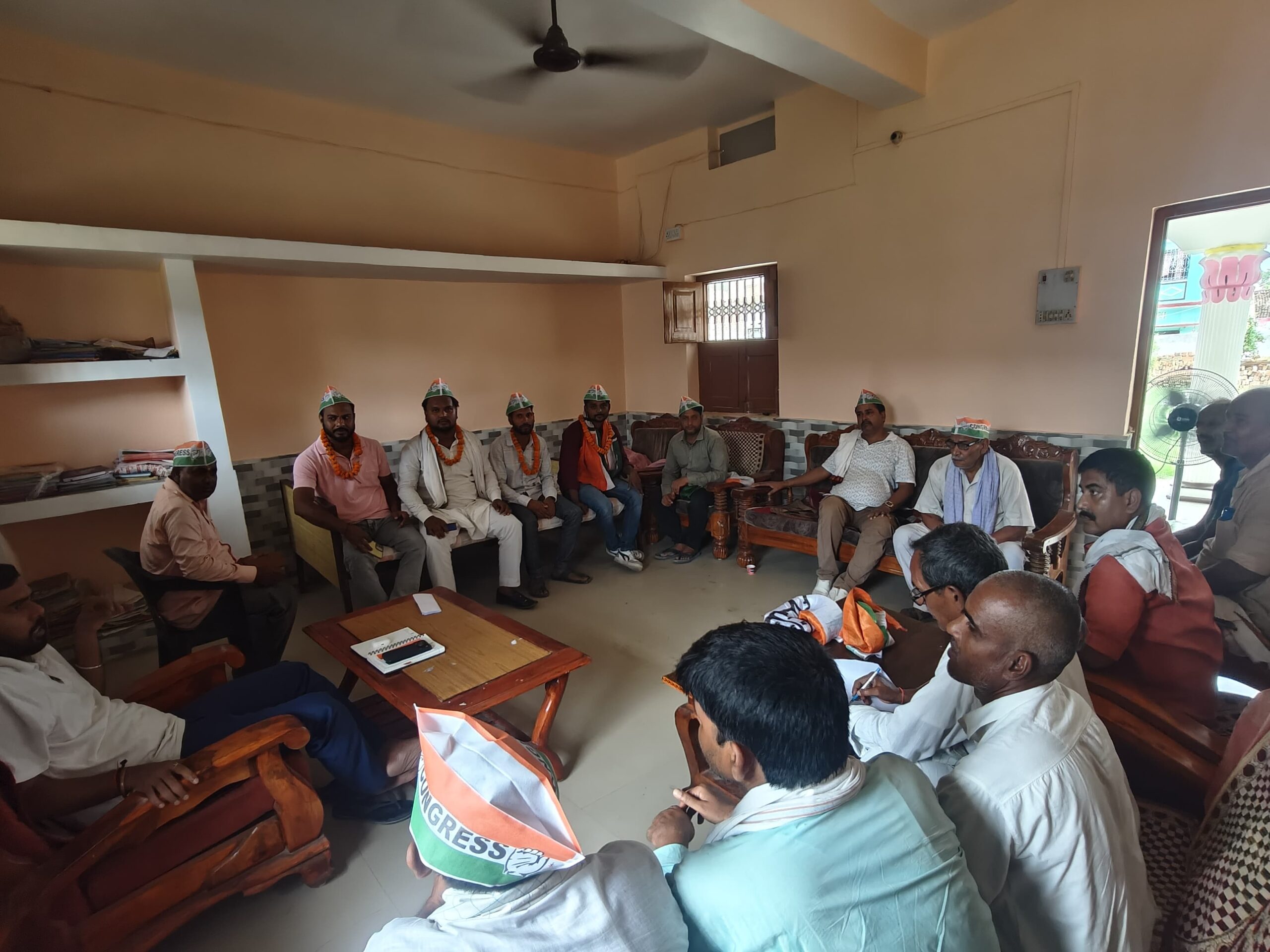 भगवानपुर में कांग्रेस को मिली बड़ी मजबूती, एआईएमआईएम के यूथ प्रखंड अध्यक्ष सहित दर्जनों लोगों ने थामा कांग्रेस का दामन 3