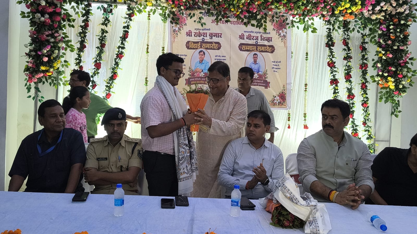 तेघरा गौशाला में हुआ विदाई सह सम्मान समारोह: एसडीओ राकेश कुमार को दी गई विदाई, मुख्य द्वार का भव्य उद्घाटन 2