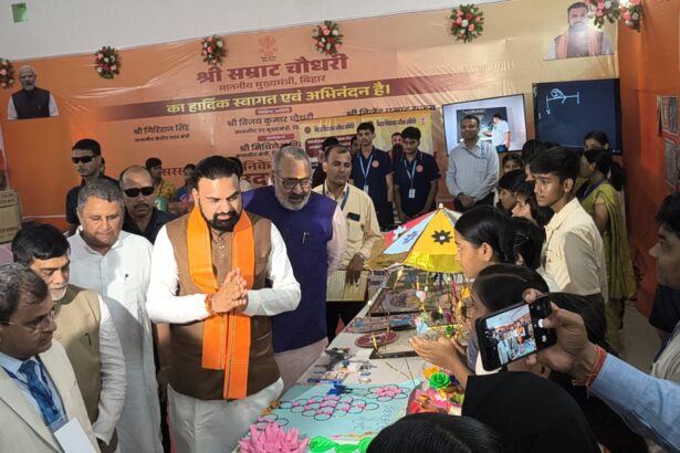 551 सरस्वती विद्या निकेतन (आदर्श विद्यालय) का मुख्यमंत्री ने किया उद्घाटन, राष्ट्रकवि रामधारी सिंह 'दिनकर' के नाम पर बेगूसराय में बनेगा विश्वविद्यालय 3